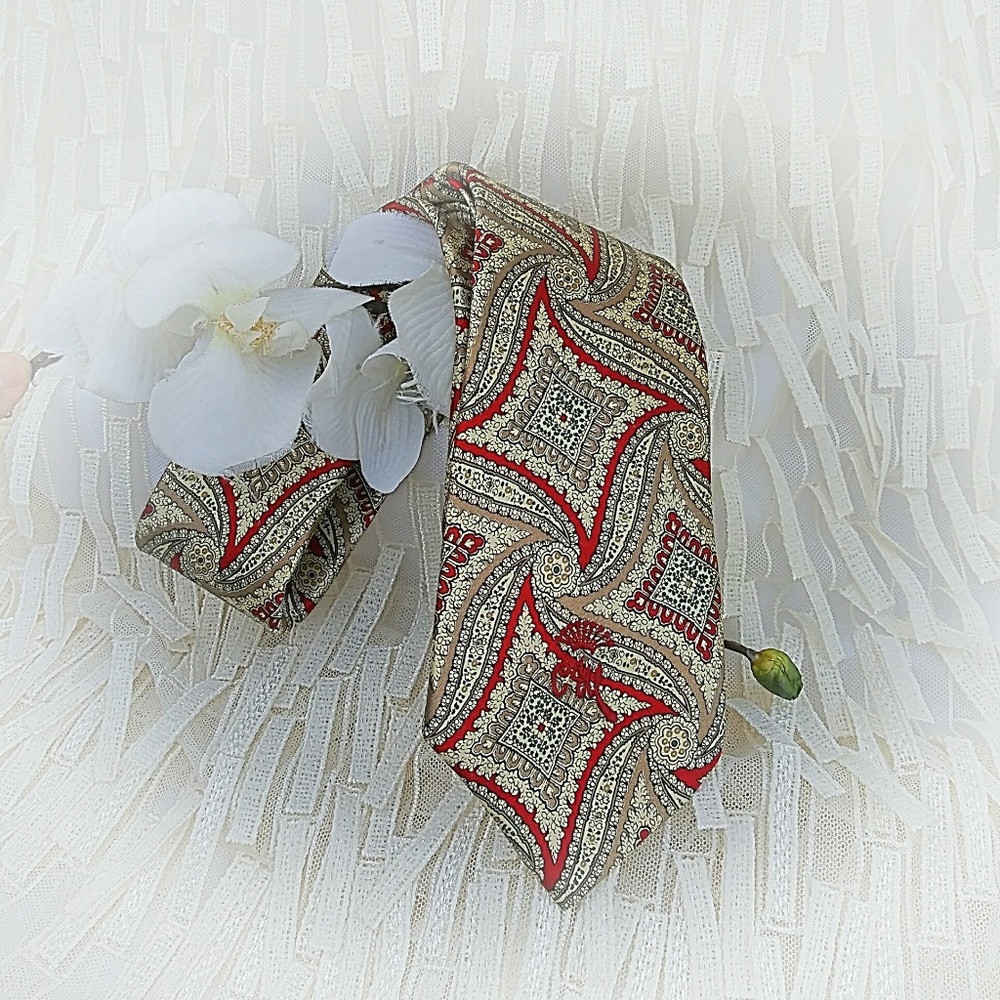 Countess Mara Tie